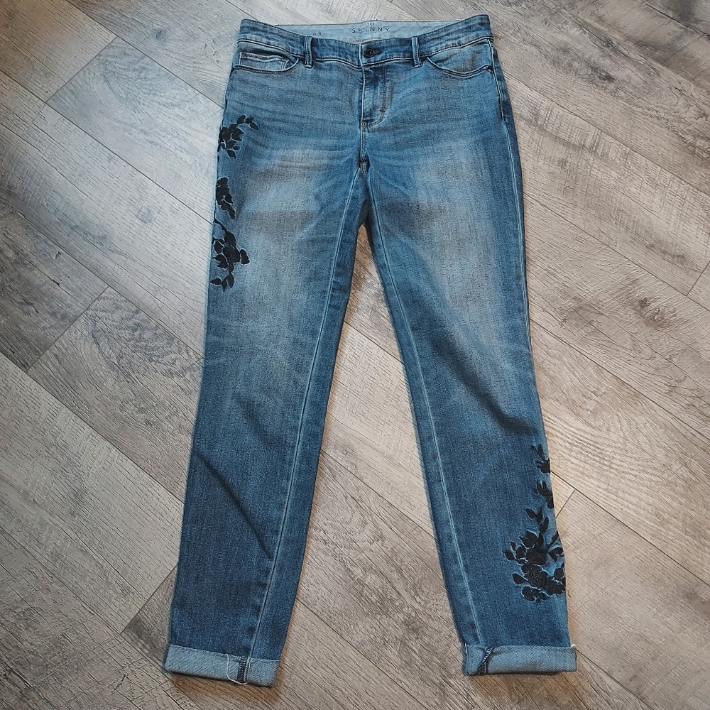 White House Black Market Skinny Ankle Jeans With Black Floral Embroidery - Sz 4